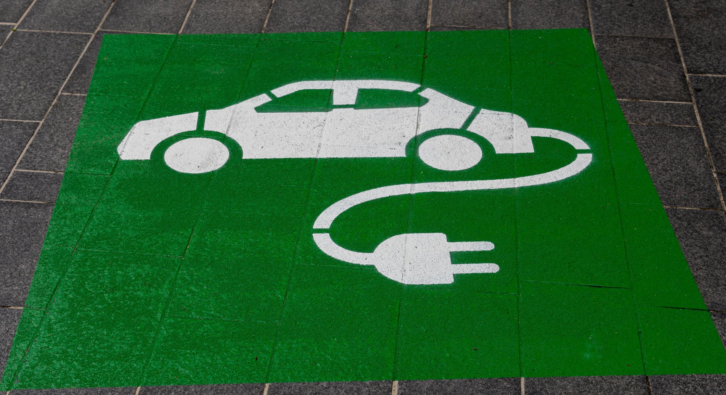 Parkplatz mit E-Auto-Ladesymbol