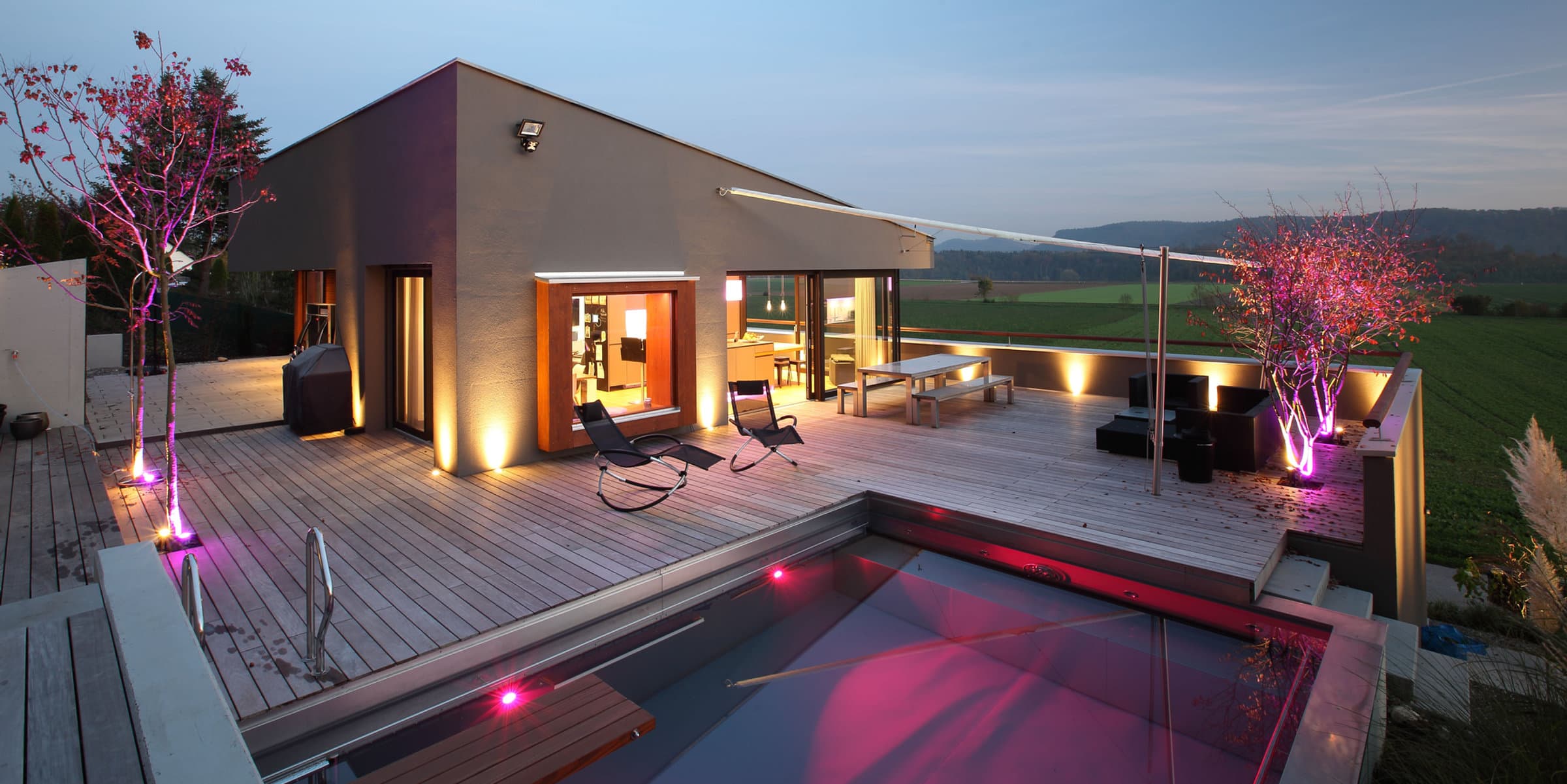 Beleuchtete Terrasse mit Pool – Loxone Musterhaus