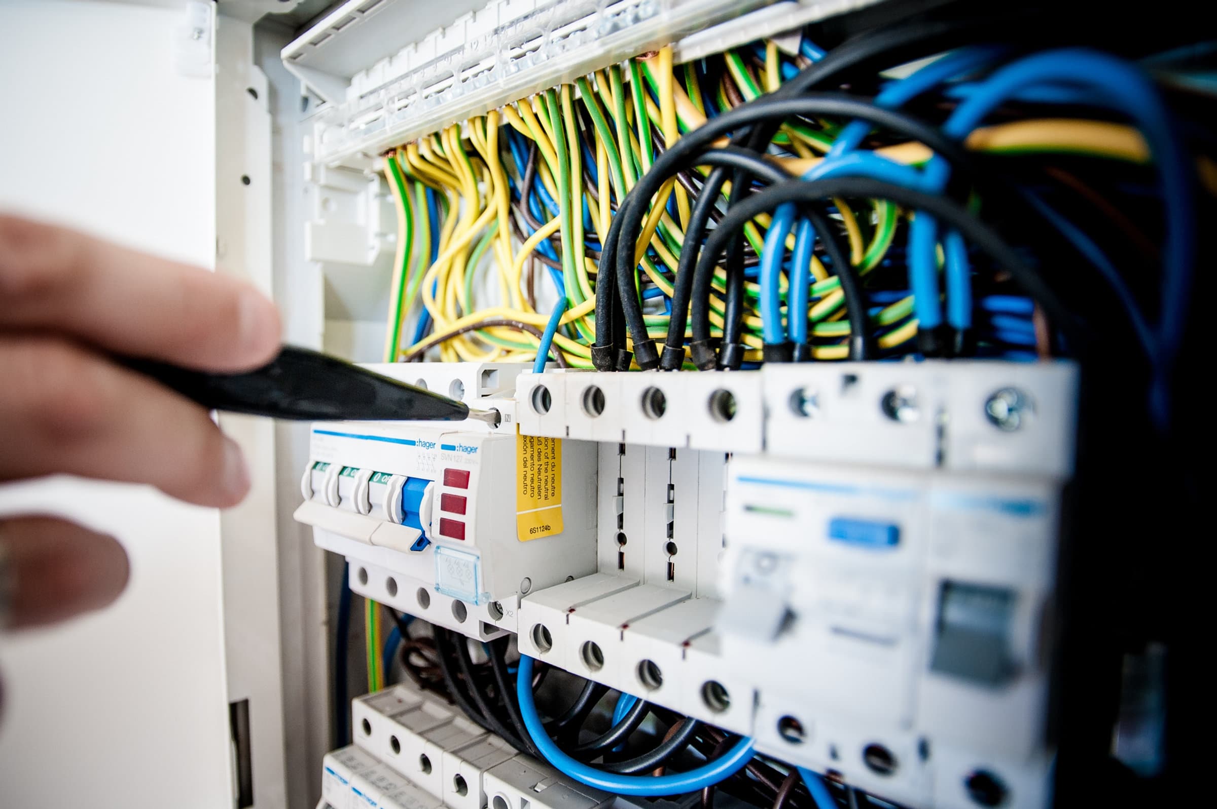 Elektroinstallation im Verteiler
