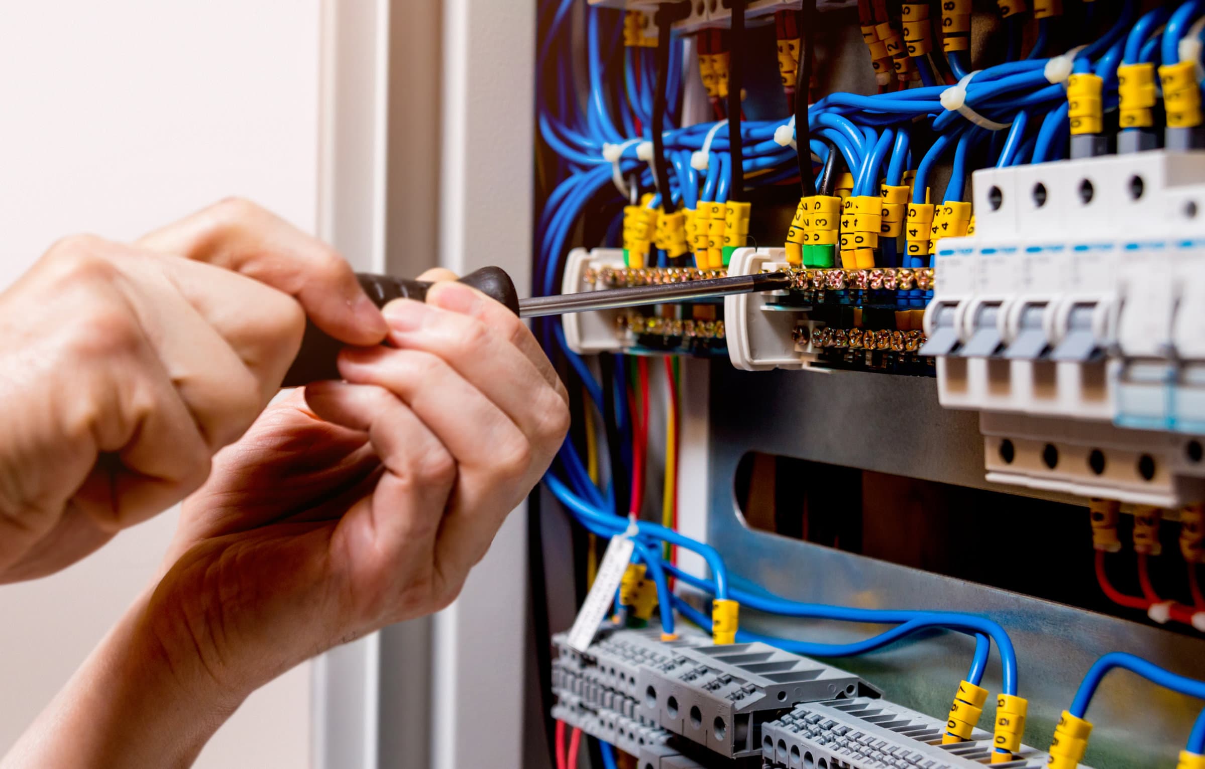 Elektriker bei der Arbeit an einem Verteiler